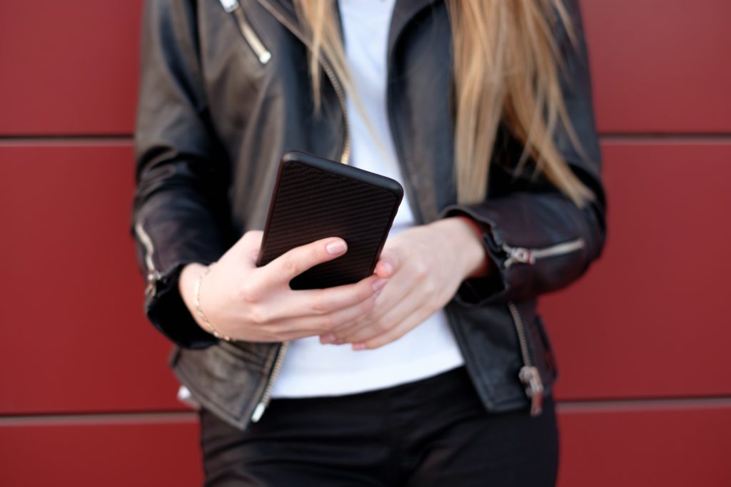 woman-using-mobile-phone_t20_px43Ek